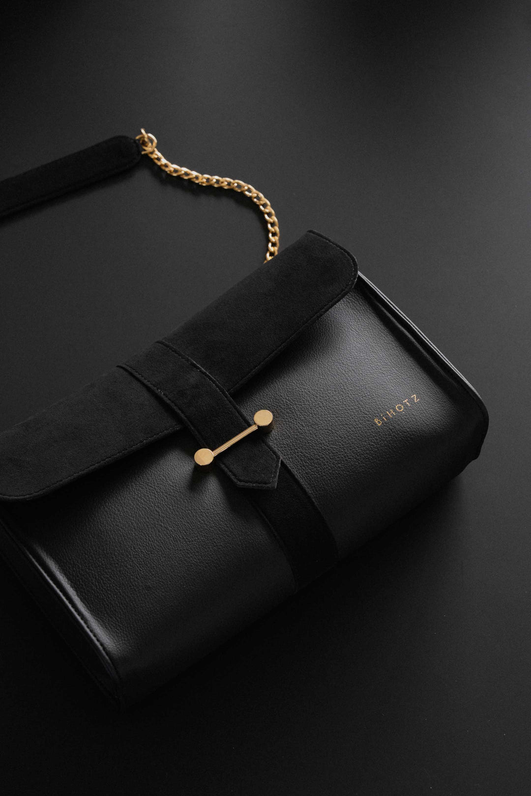 Sac bandoulière à chaîne Mihi Noir Cœur à prendre Bihotz en Desserto vegan — porté mannequin tenue de ville