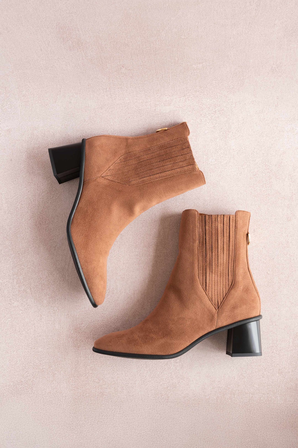 Bottine à talon vegan Bottine élégante en suede camel recyclé