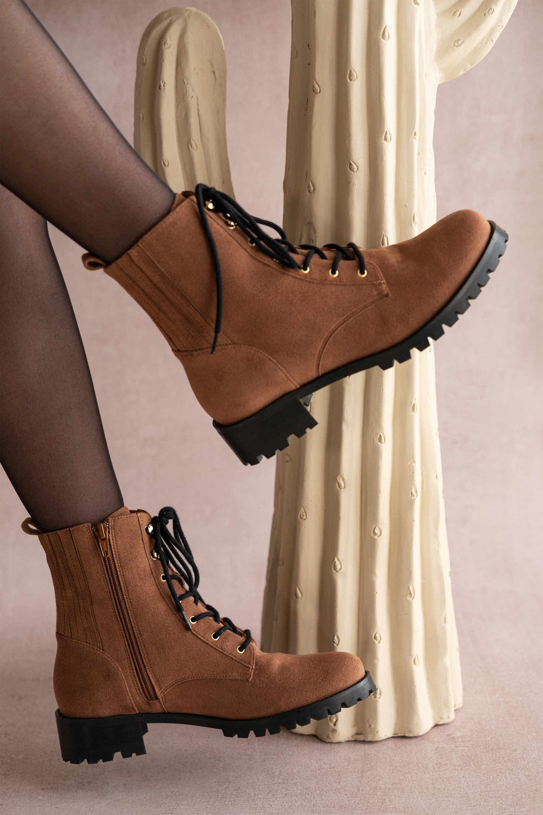 Bottines à lacets vegan oeillets dorés semelle cranté. Suede camel recyclé fabrication Portugal 