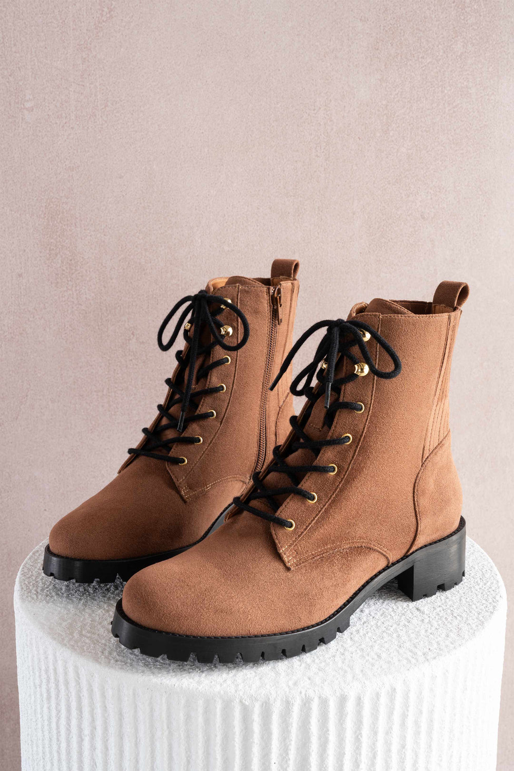 Bottines à lacets vegan oeillets dorés semelle cranté. Suede camel recyclé fabrication Portugal 