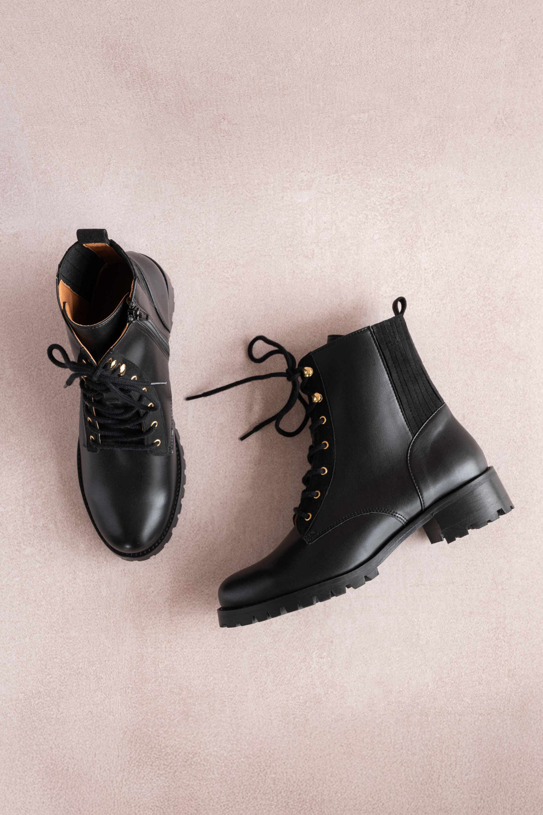 Bottines à lacets vegan oeillets dorés semelle cranté. Cuir de céréales noir fabrication Portugal 