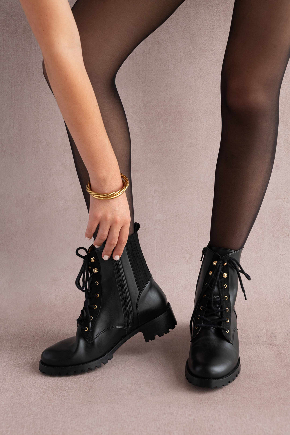 Bottines à lacets vegan oeillets dorés semelle cranté. Cuir de céréales noir fabrication Portugal 