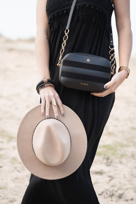 sac xerra maroquinerie vegan bihotz chaines dorées plage et chapeau